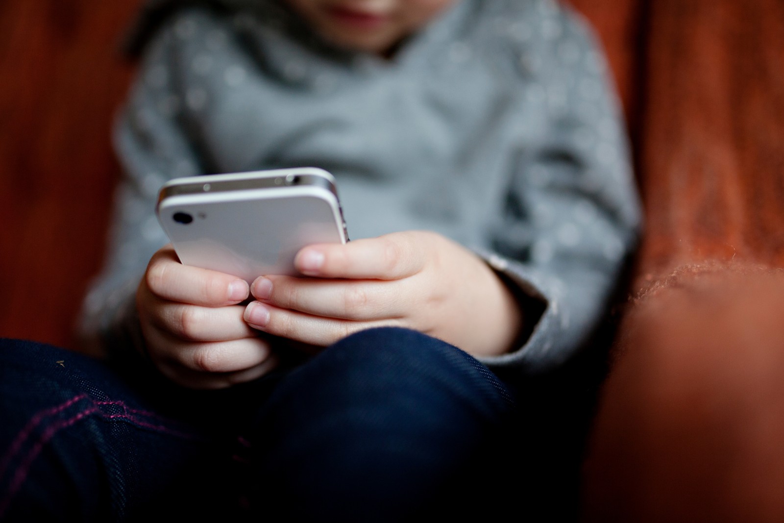 Espanha investiga X, Meta e TikTok por abuso infantil