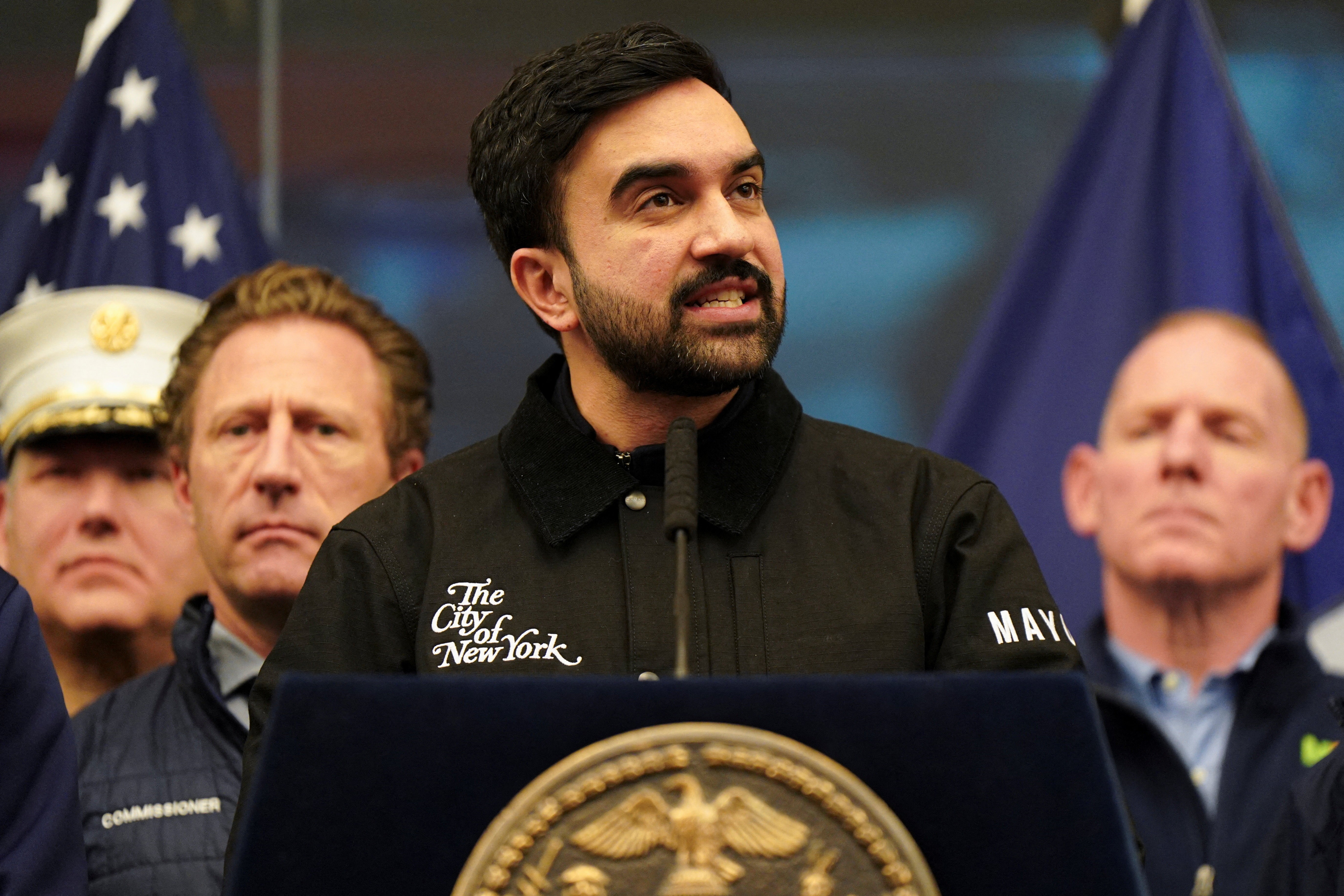 Fotos do prefeito de Nova York e Jeffrey Epstein são falsas